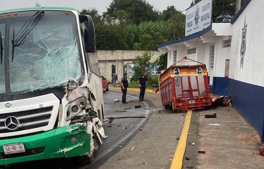 Accidente en Xiutetelco deja 9 heridos y una camioneta destrozada