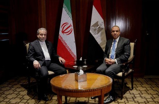 Ministros de Irán, Seyed Abbas Araghchi, y de Egipto, Badr Abdelatty