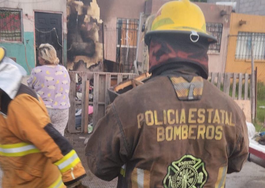 Bomberos sofocan incendio en vivienda de Coronango