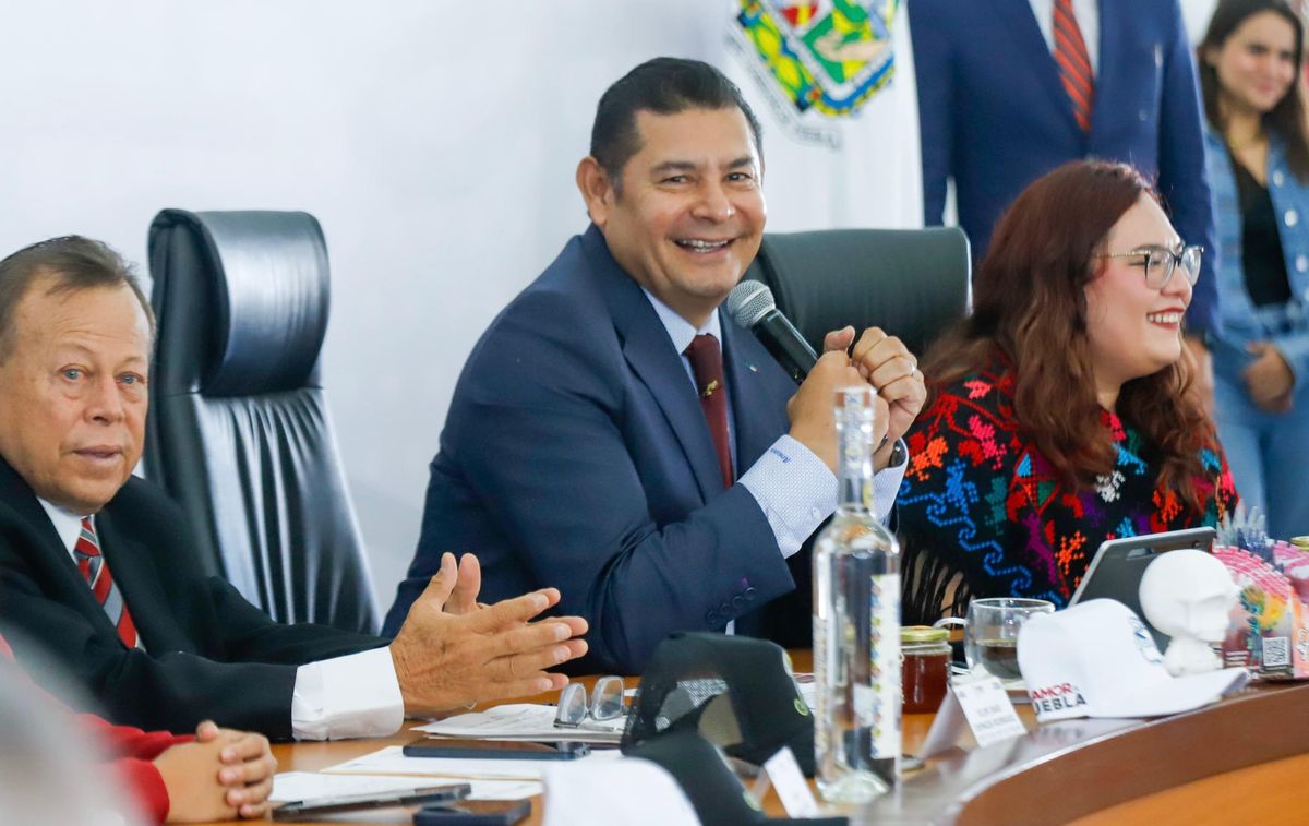 Alejandro Armenta Mier (c), gobenador del estado de Puebla. Foto: Especial