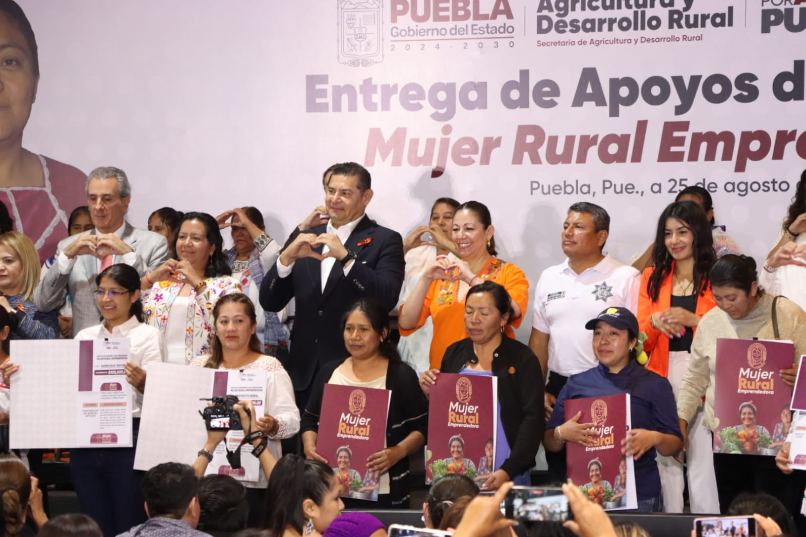 Participación y liderazgo de mujeres, primordial para desarrollo de Puebla: Laura Artemisa García