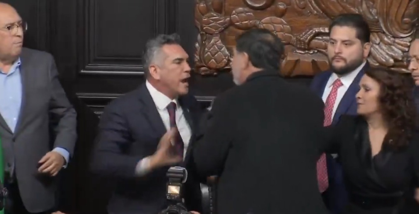 Gerardo Fernández Noroña y Alejandro Moreno protagonizan una pelea a golpes en el Senado