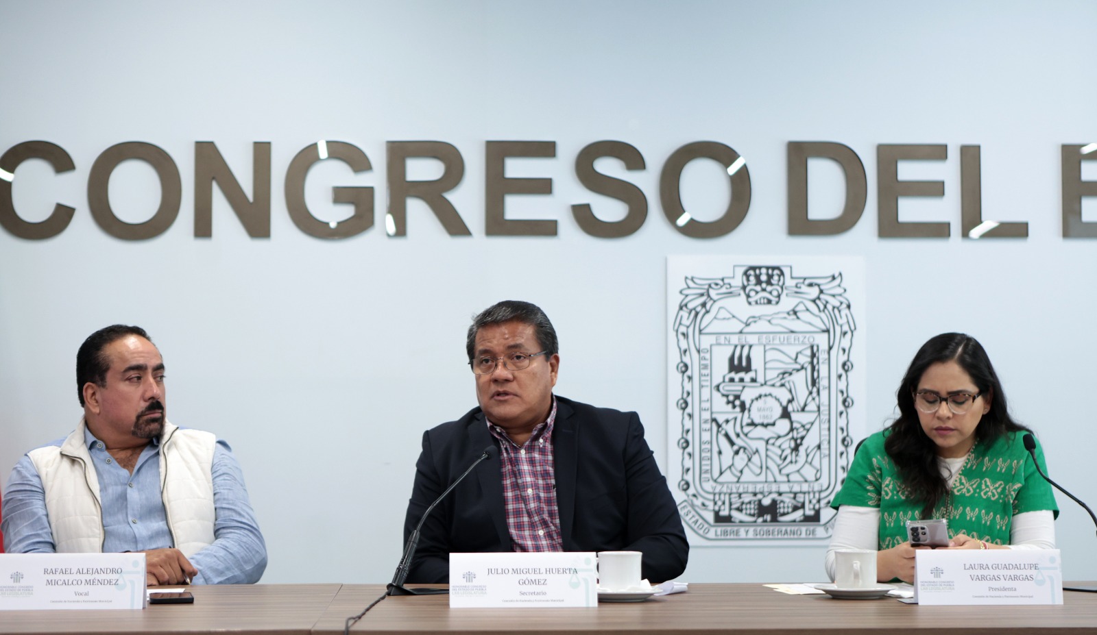 Rafael Micalco, Julio Huerta y Guadalupe Vargas, diputados integrantes de la Comisión de Hacienda y Patrimonio Municipal del Congreso de Puebla. Foto: Especial