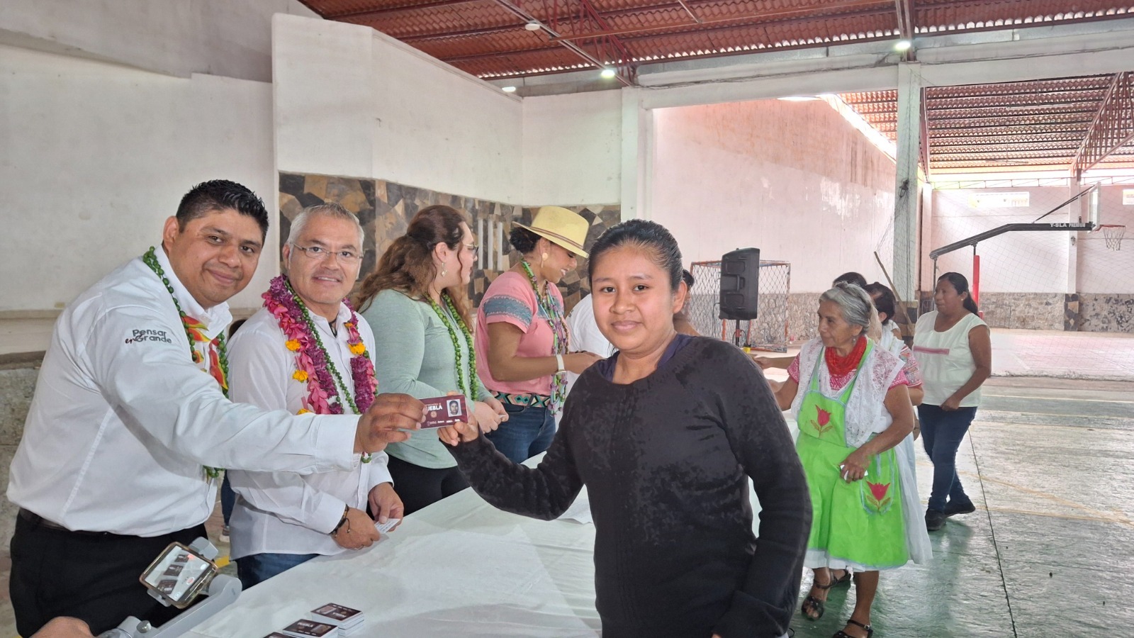 Credencialización brinda certeza al sector artesanal poblano