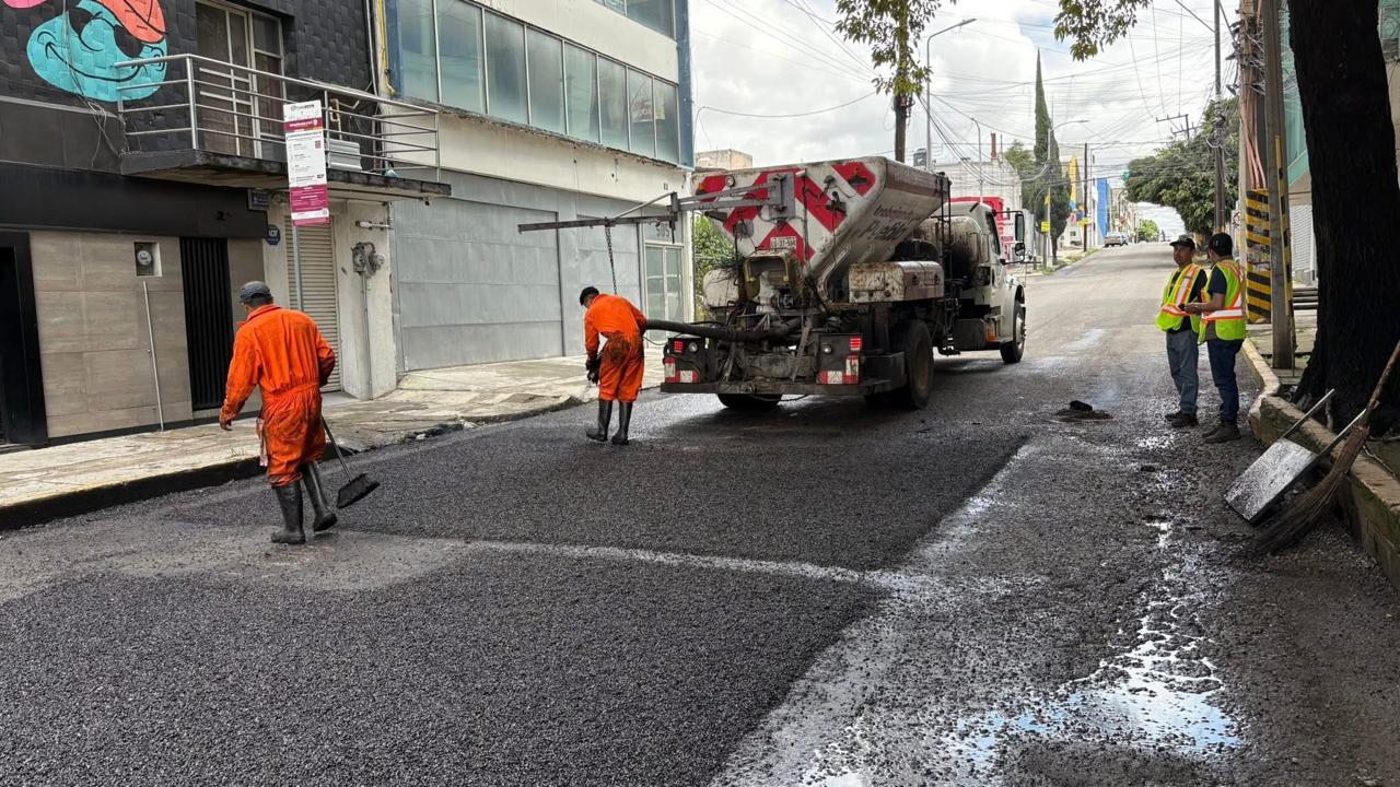 Fortalece Ayuntamiento de Puebla la campaña Bacheando Puebla; suma maquinaria de bacheo en frío