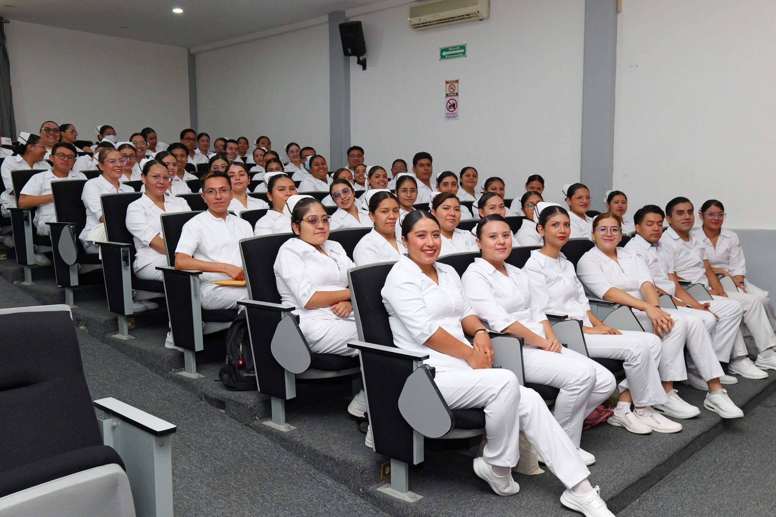 Concluyen formación profesional 91 enfermeras y enfermeros de la USEP