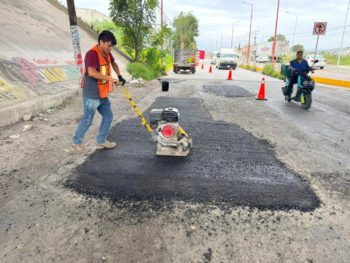 Continúan los trabajos de bacheo en calles de San Martín Texmelucan