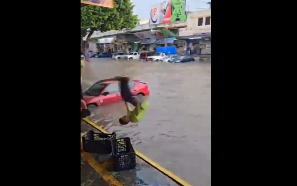 Jóvenes organizan concurso de clavados en inundaciones del Mercado de Abastos en Guadalajara