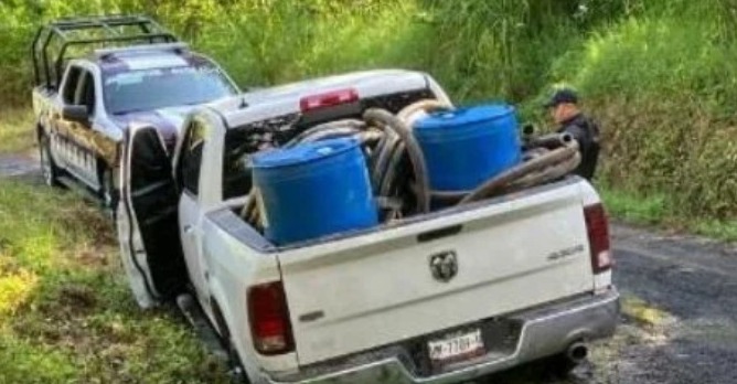 Aseguran 10 bidones con combustible ilícito en operativo en Xicotepec