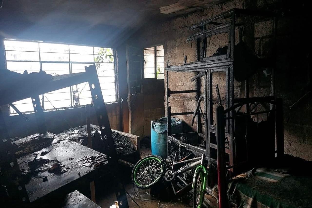 Indaga la FGE causas de incendio que dejaron un muerto en Huauchinango