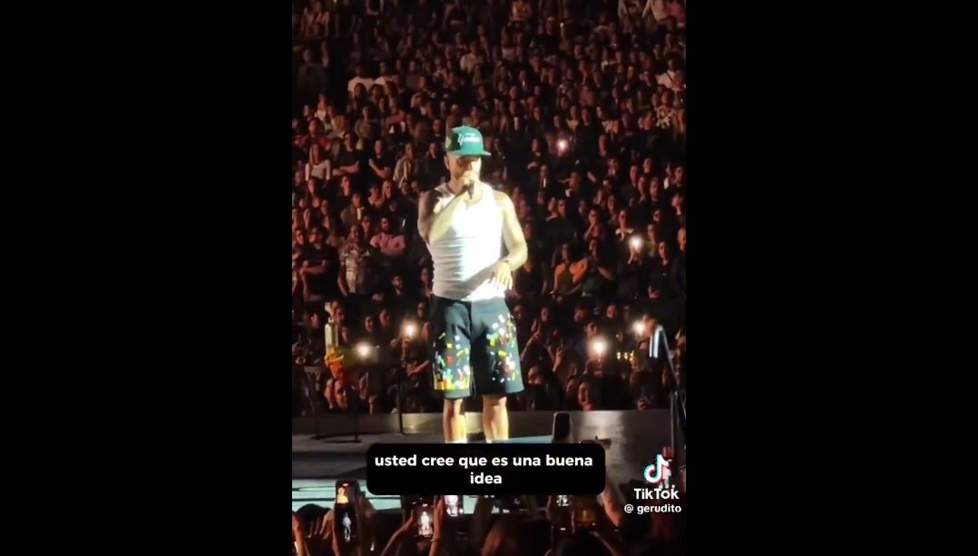 Maluma detiene concierto en CDMX para regañar a fan que llevó a su bebé sin protección auditiva