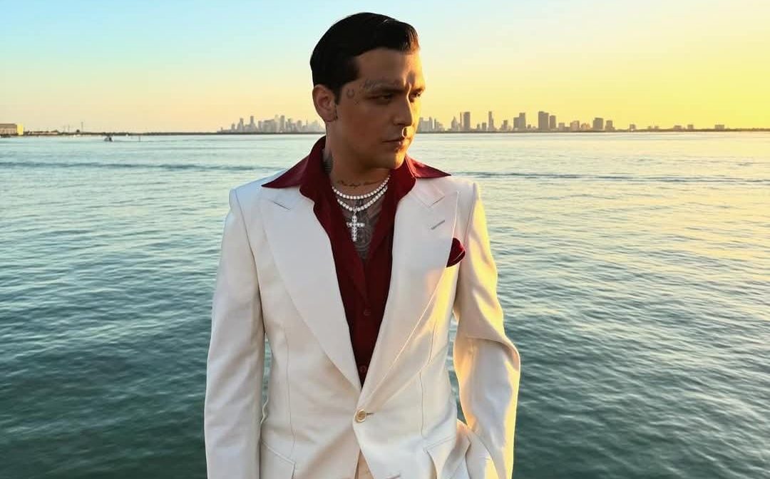 Christian Nodal enfrenta fuertes críticas en redes sociales por controversial entrevista con Adela Micha