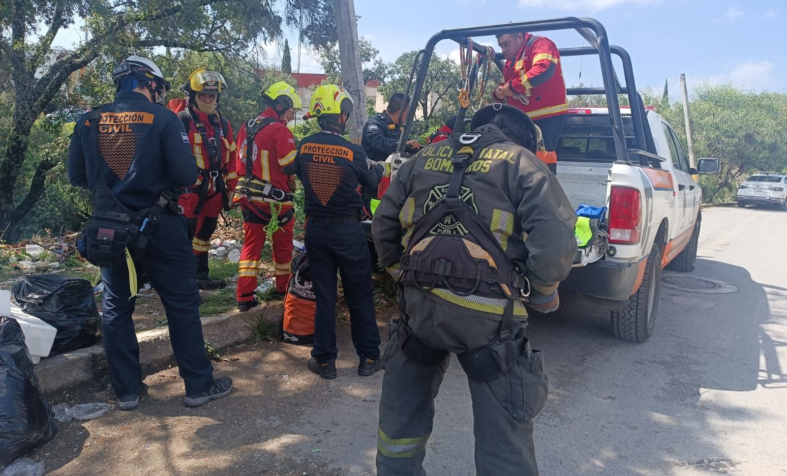 Rescatan a joven tras caída en barranca de la colonia Haras Los Álamos