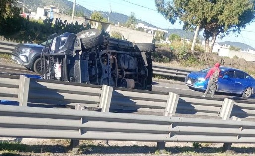 Vuelca camioneta en la Puebla-Orizaba y vecinos cometen rapiña