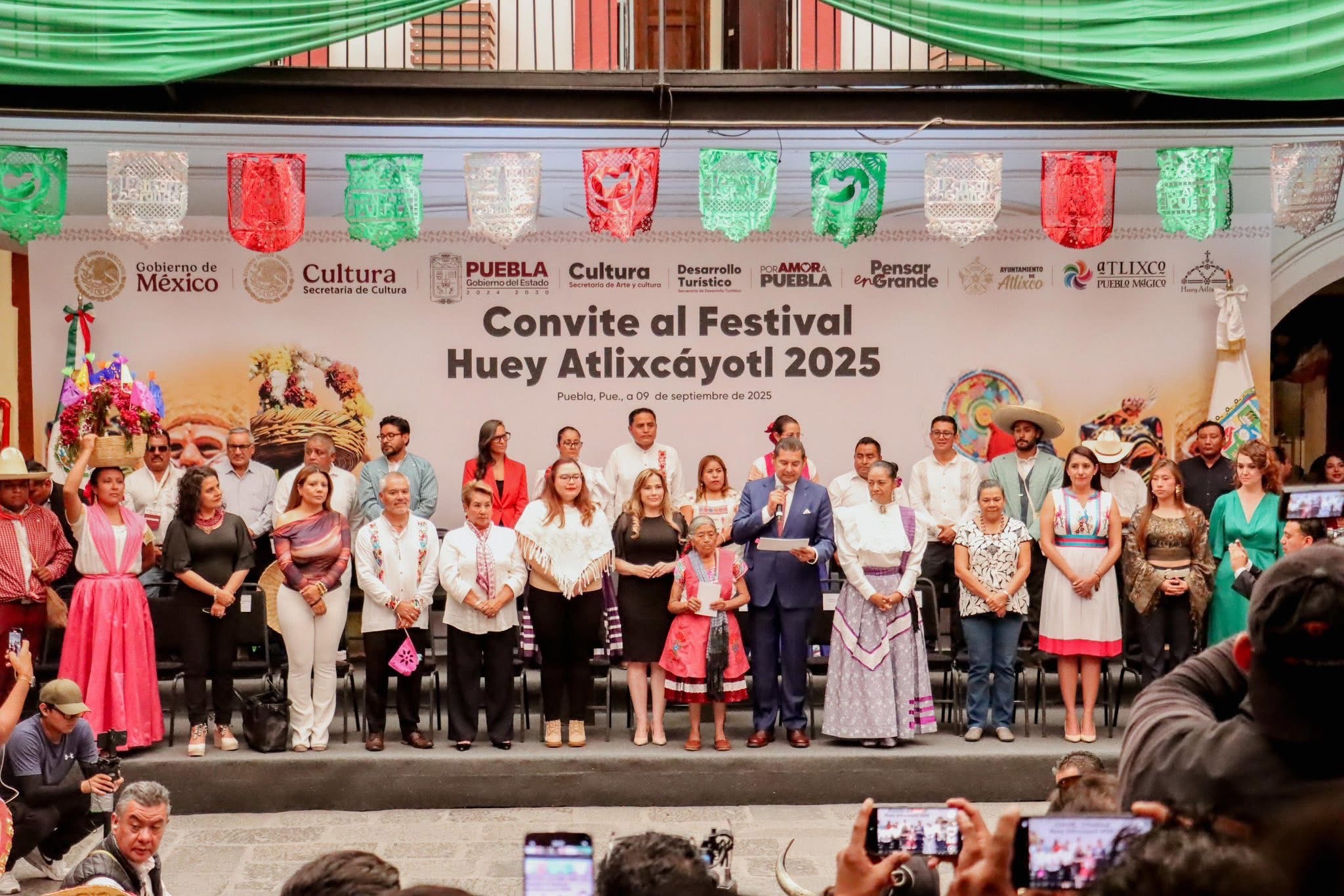 Con música y tradición, Ariadna Ayala realiza convite al gobernador para el Huey Atlixcáyotl