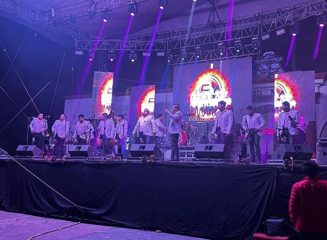 Roban vehículo con instrumentos y vestuario de la banda "Estrellas de la Mixteca" en Chiautla de Tapia