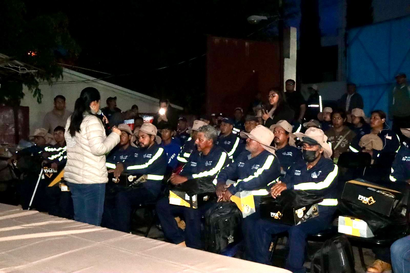 Más de 200 empleados reciben uniformes gracias a la política laboral de Ariadna Ayala en Atlixco