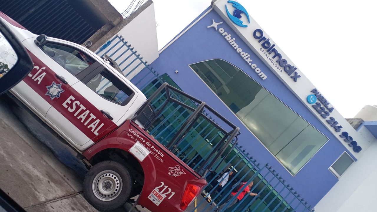 Investigan a guardia de seguridad tras millonario robo en clínica de oftalmología de Puebla