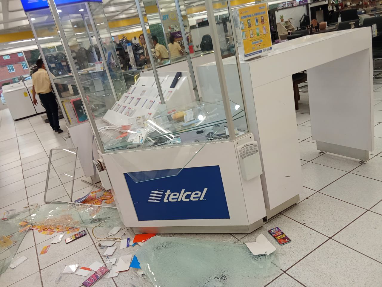 Grupo armado rompe vitrinas y roba celulares en tienda Coppel de Chapulco