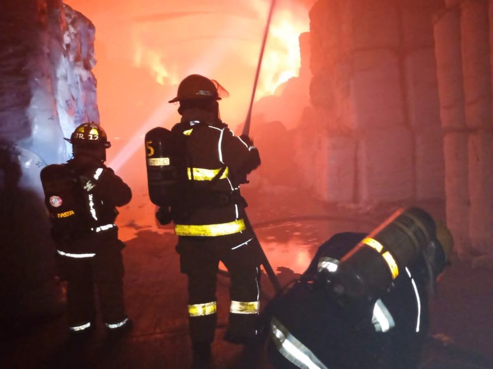 Incendio consume bodega en el Parque Industrial La Resurrección; bomberos combaten siniestro con millones de litros de agua