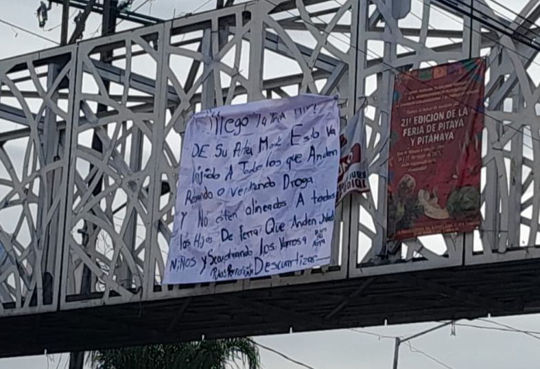 Manta con un mensaje amenazante