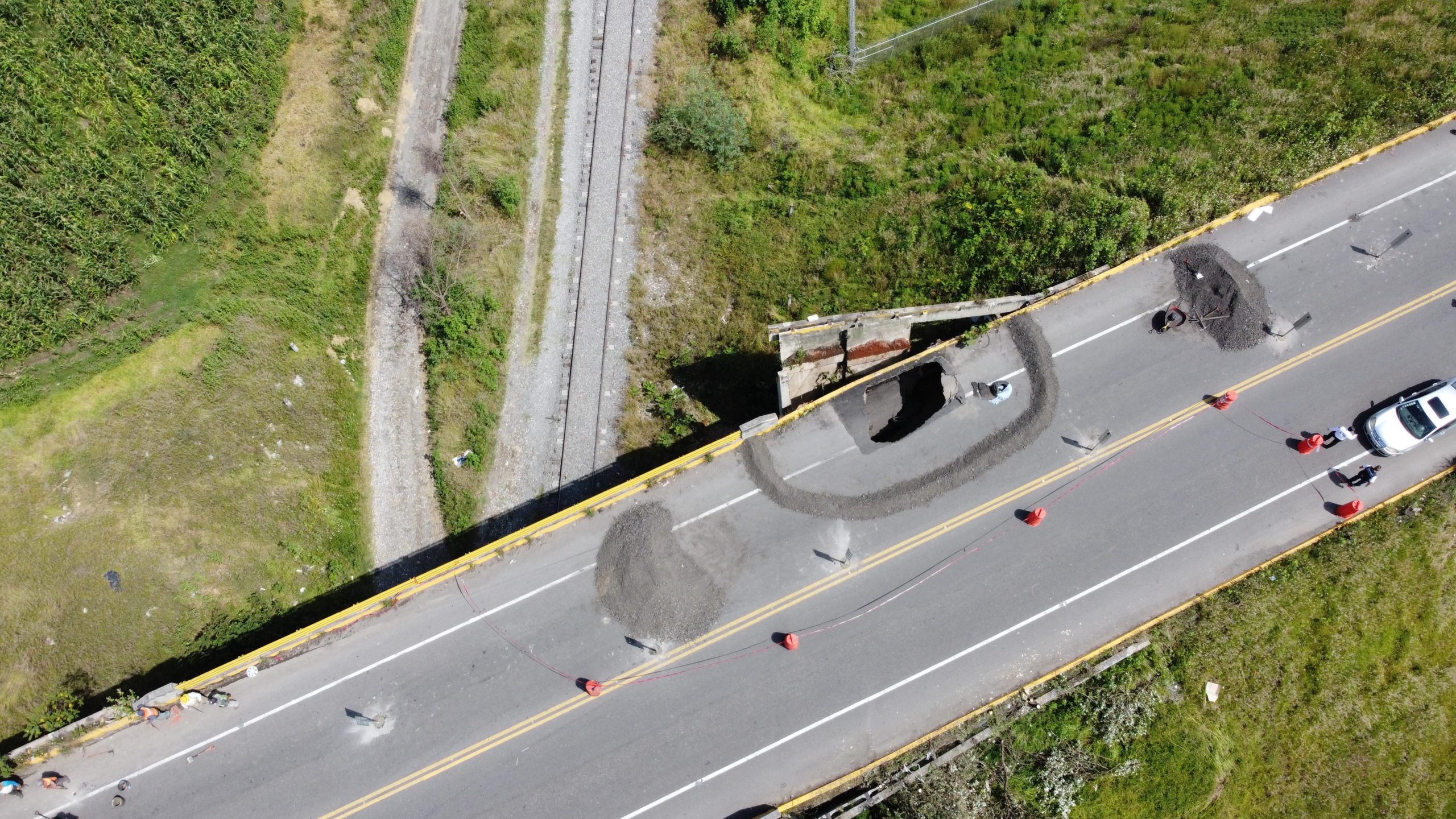Socavón obliga al cierre del paso superior vehicular hacia el Aeropuerto Internacional Hermanos Serdán