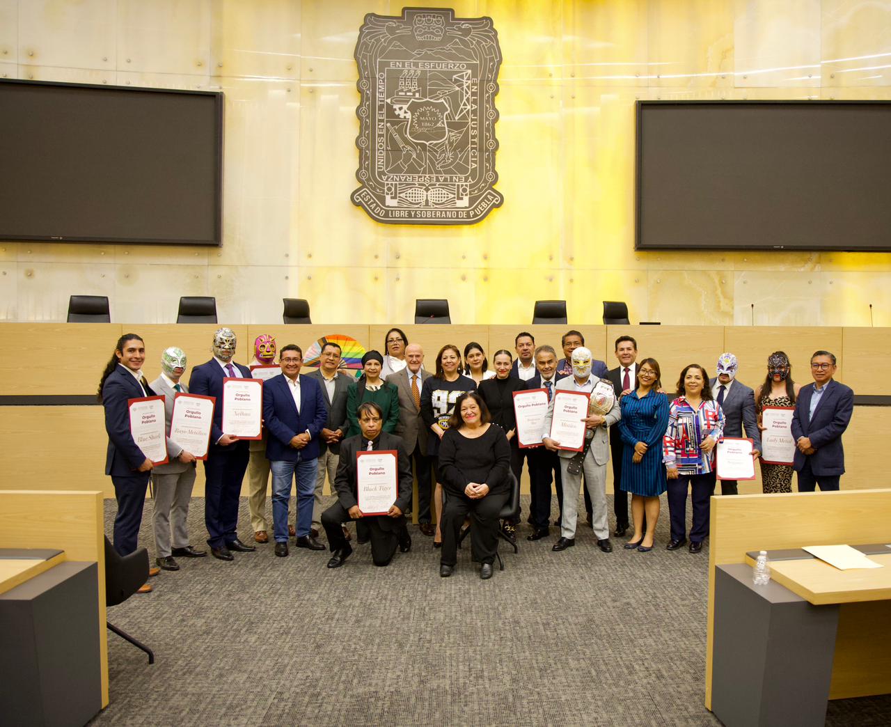 Entrega Congreso de Puebla reconocimiento “Orgullo Poblano” a integrantes de lucha libre y familia Lutteroth