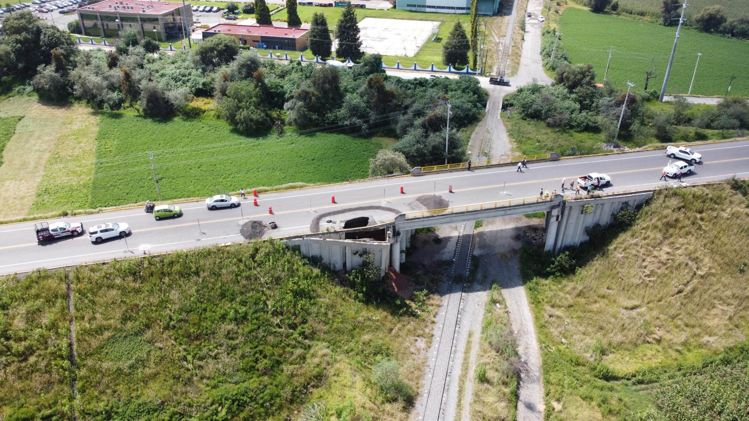 Socavón obliga al cierre del paso superior vehicular hacia el Aeropuerto Internacional Hermanos Serdán