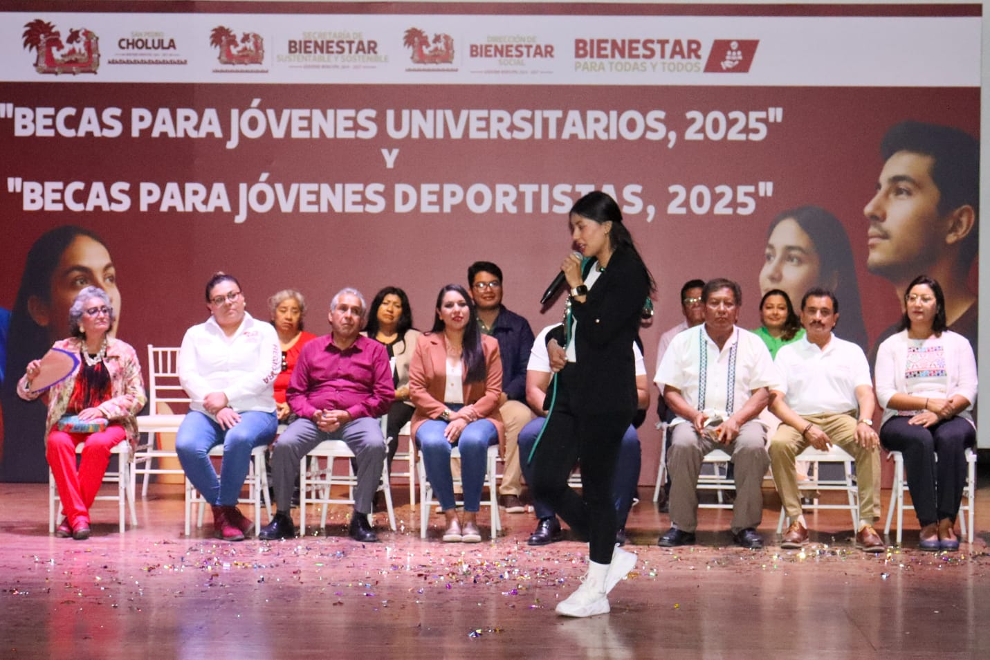 En compañía de Gaby “La Bonita” Sánchez, Tonantzin Fernández entrega becas a jóvenes deportistas y universitarios