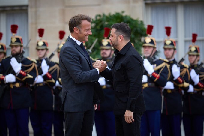 Emmanuel Macron y Volodymyr Zelensky
