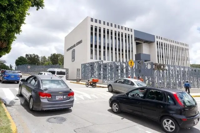 Topes frente al Congreso de Puebla