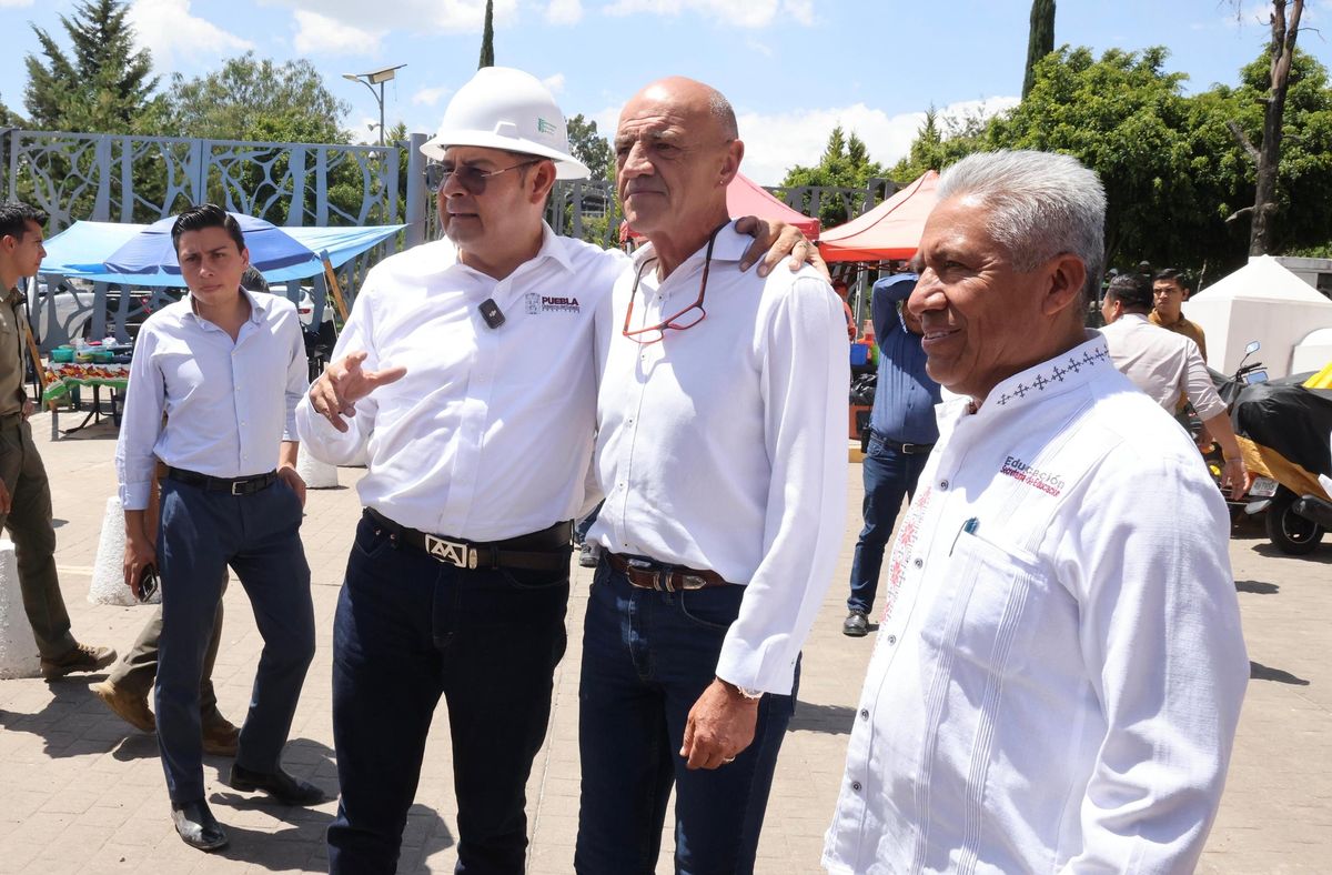 Alejandro Armenta, gobernador de Puebla; José Luis Sánchez, rector de la Universidad del Deporte, y Narciso Viveros, secretario estatal de Educación Pública. Foto: Especial