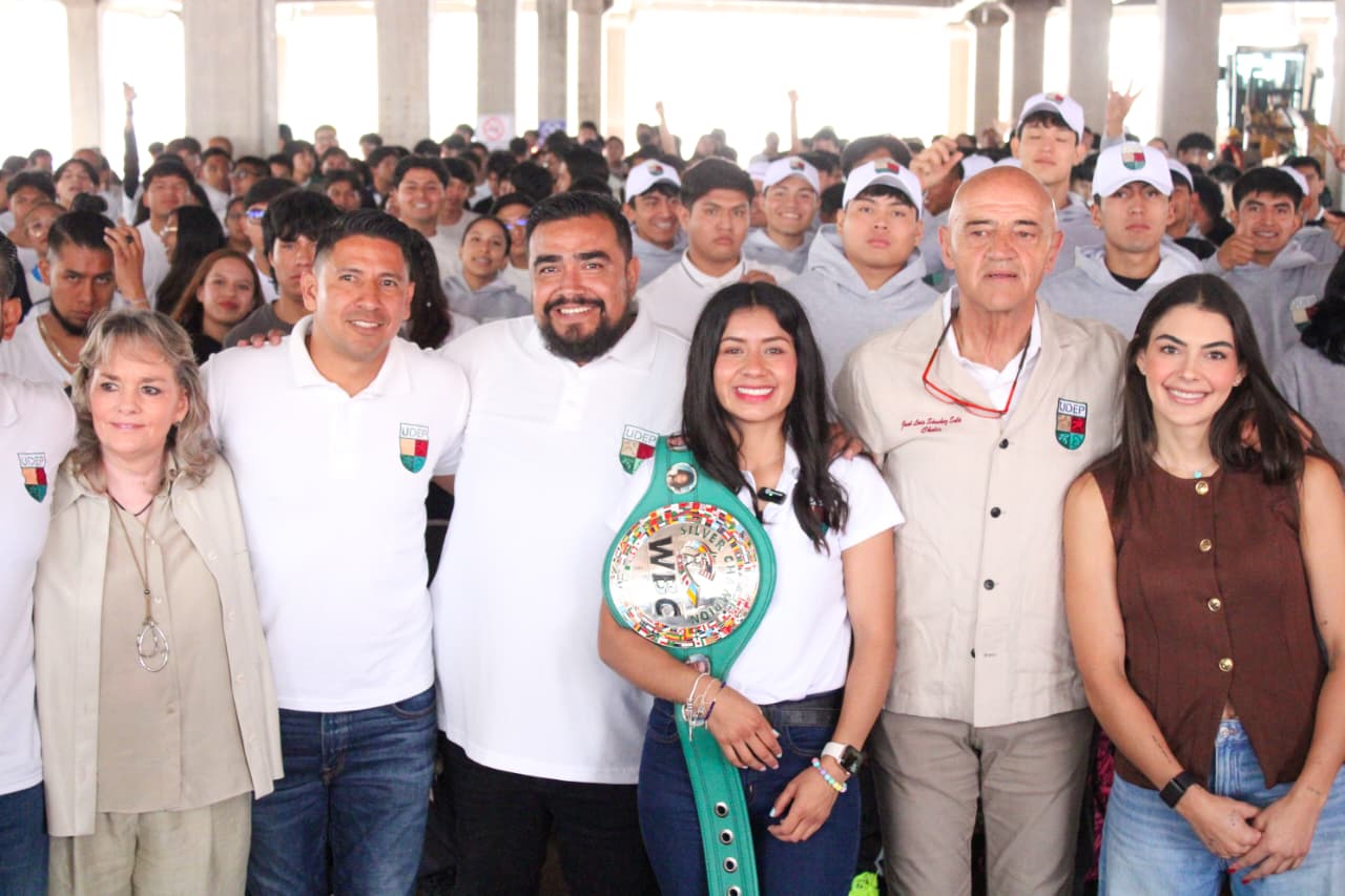 Entregan paquetes de bienvenida a estudiantes de la Universidad del Deporte