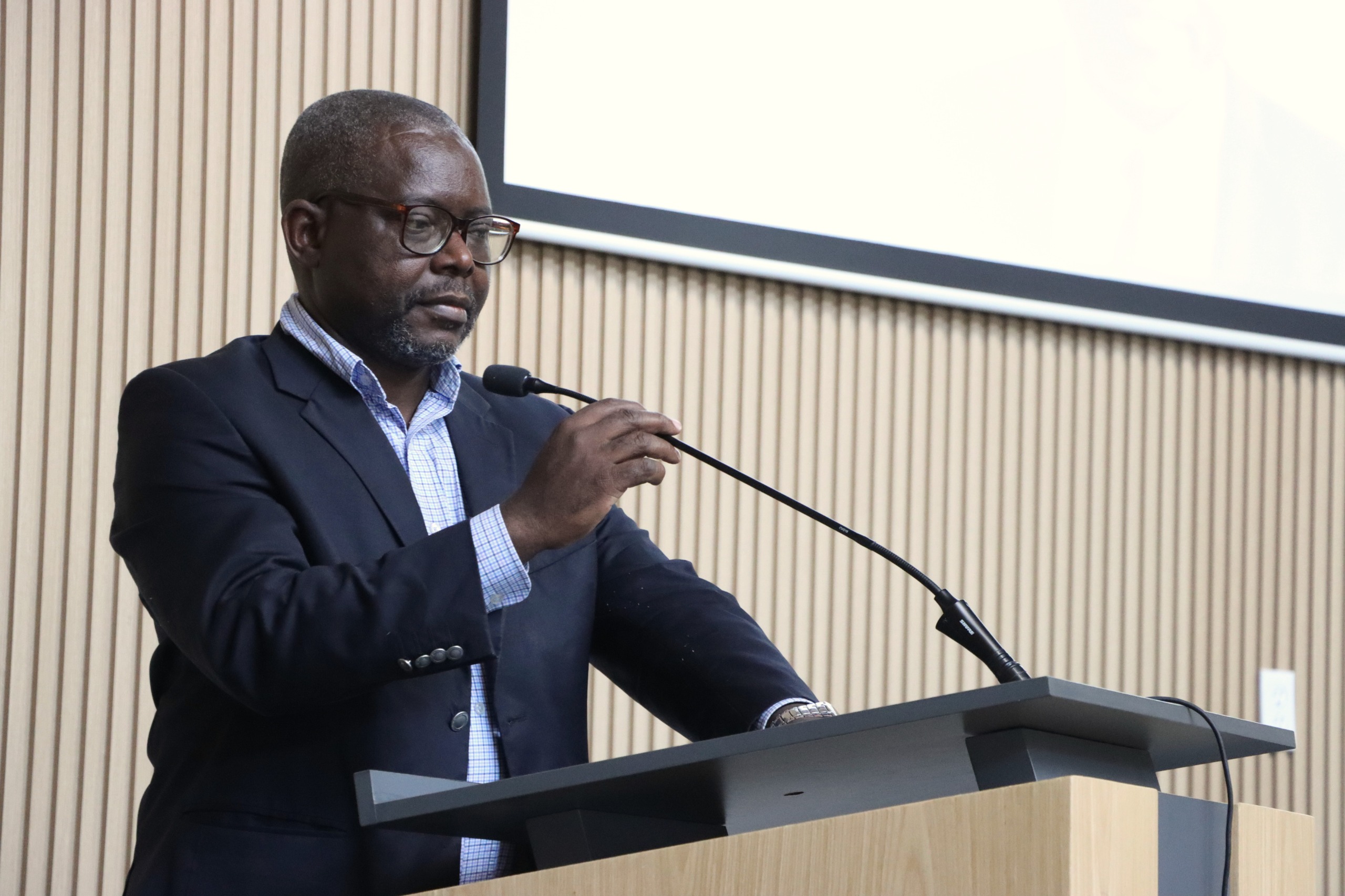 Ntumbua Tshipamba, autor del libro “Estatuto de los derechos humanos en la sociedad del conocimiento”. Foto: Especial