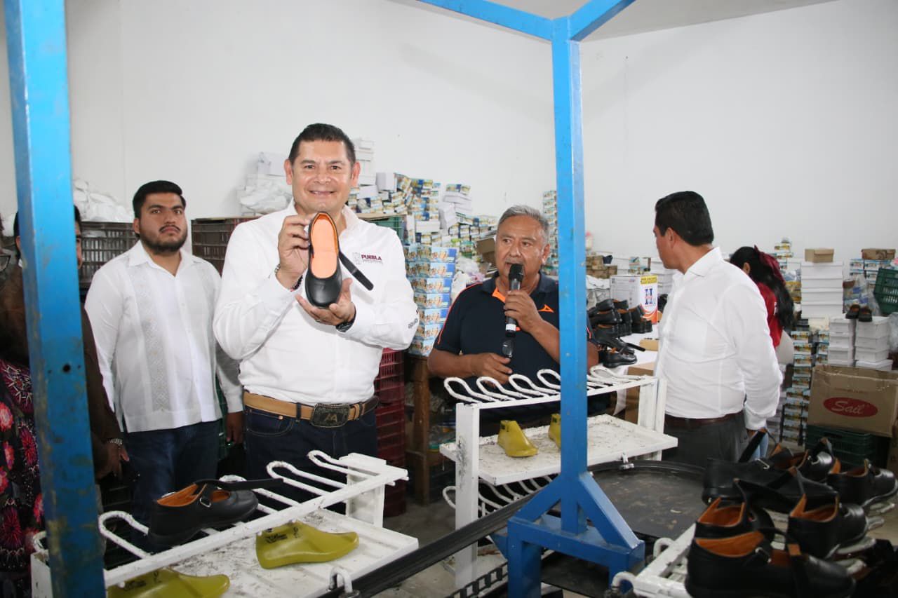 Gobierno de Puebla respalda a zapateros locales y fomenta economía circular