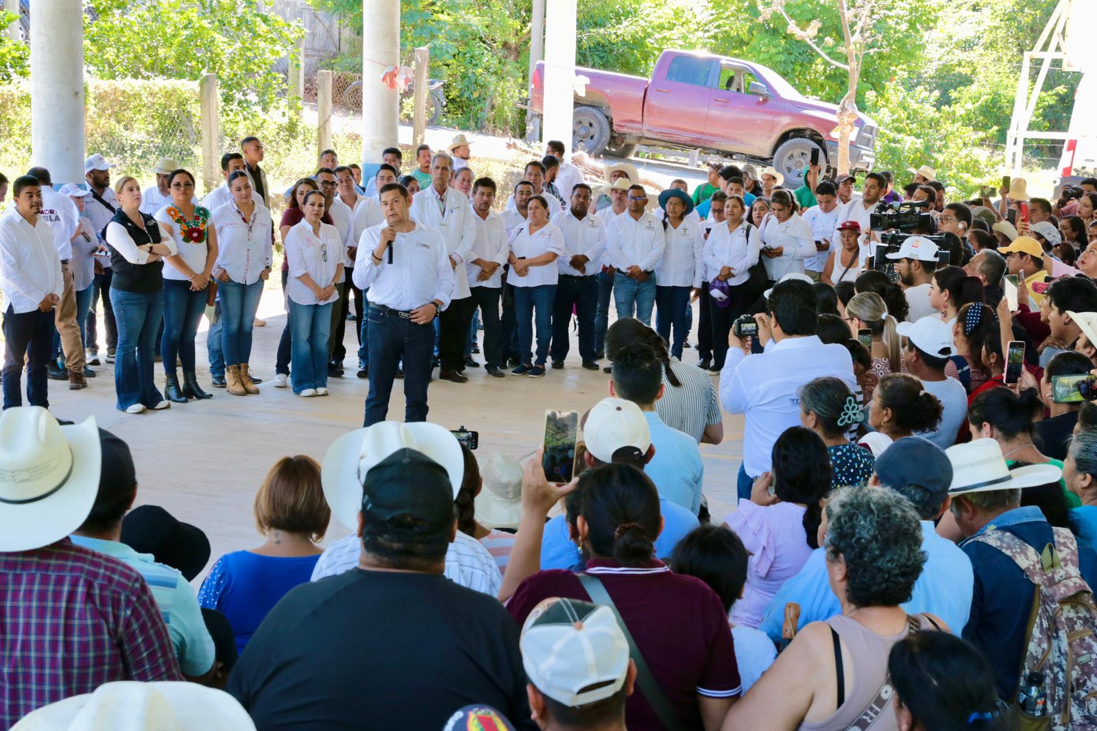 Con módulos de maquinaria, se rehabilitan y construyen carreteras en Tenampulco: Armenta