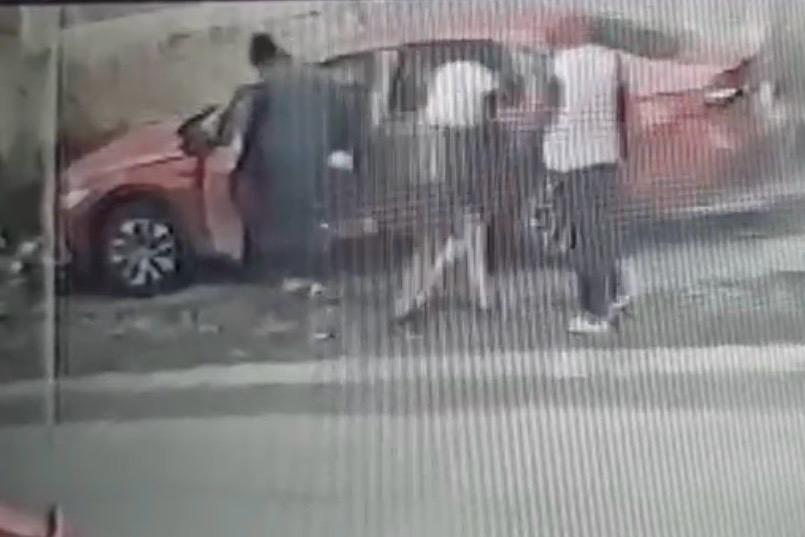 Dos sujetos armados roban VW Jetta afuera del parque industrial Chachapa