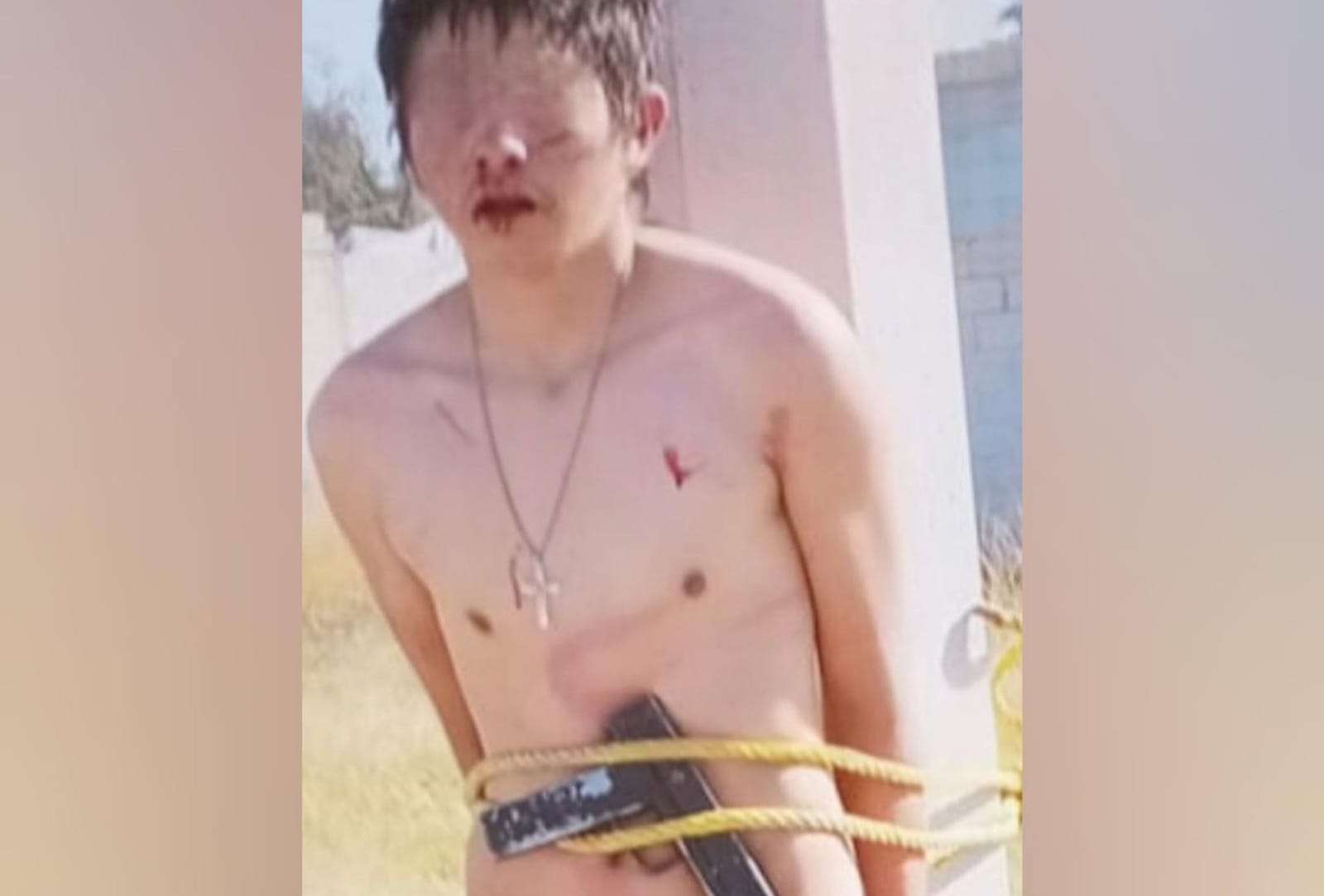 Desnudan, golpean y exhiben a presunto ladrón en Amozoc