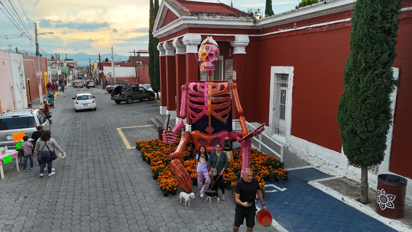 Ariadna Ayala impulsa la tradición con la “Catrina Tortillera” en el Festival Valle de Catrinas