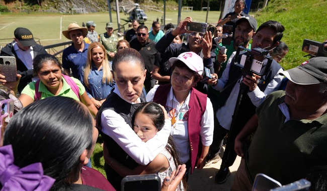 "Seguimos en territorio, saldremos adelante": Claudia Sheinbaum en su segundo día de recorrido por las zonas afectadas por las lluvias