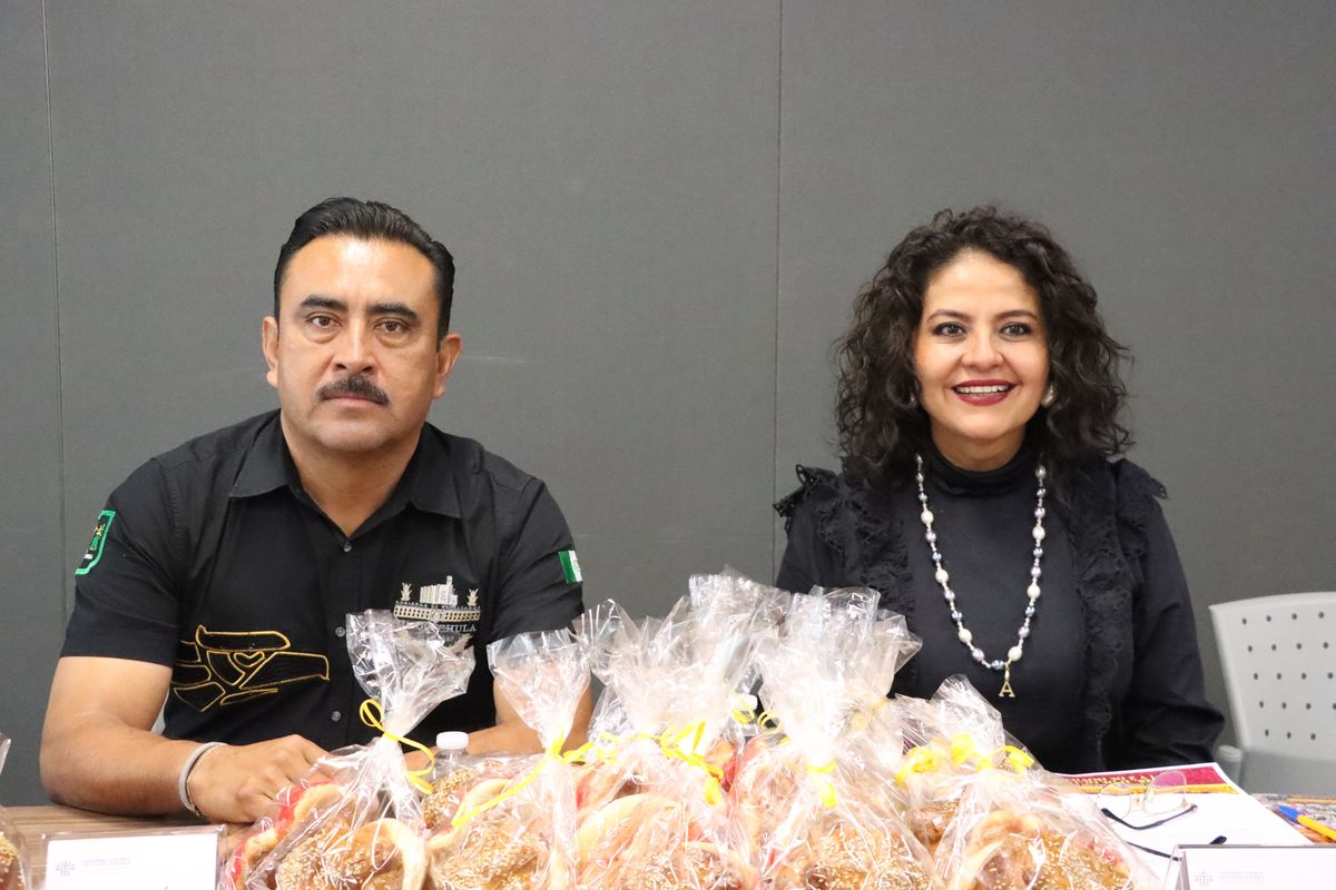 Raúl Marín, presidente municipal de Huaquechula, y la diputada Azucena Rosas. Foto: Especial