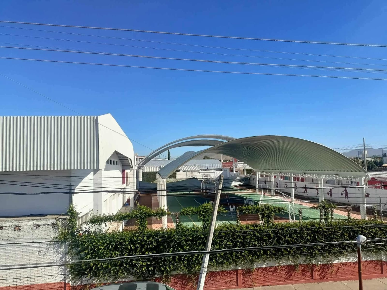 Fuertes vientos colapsan domo de secundaria en Atlixco; hay al menos cuatro lesionados