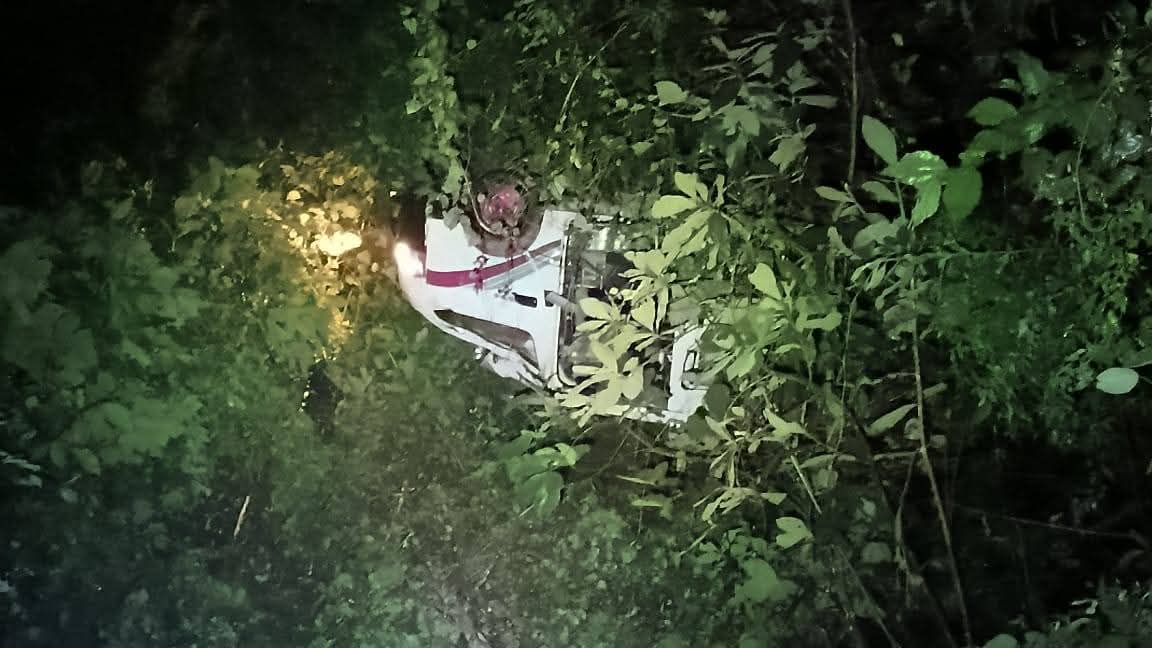 Accidente en Huauchinango: unidad de transporte cae a ladera y deja 13 pasajeros hospitalizados