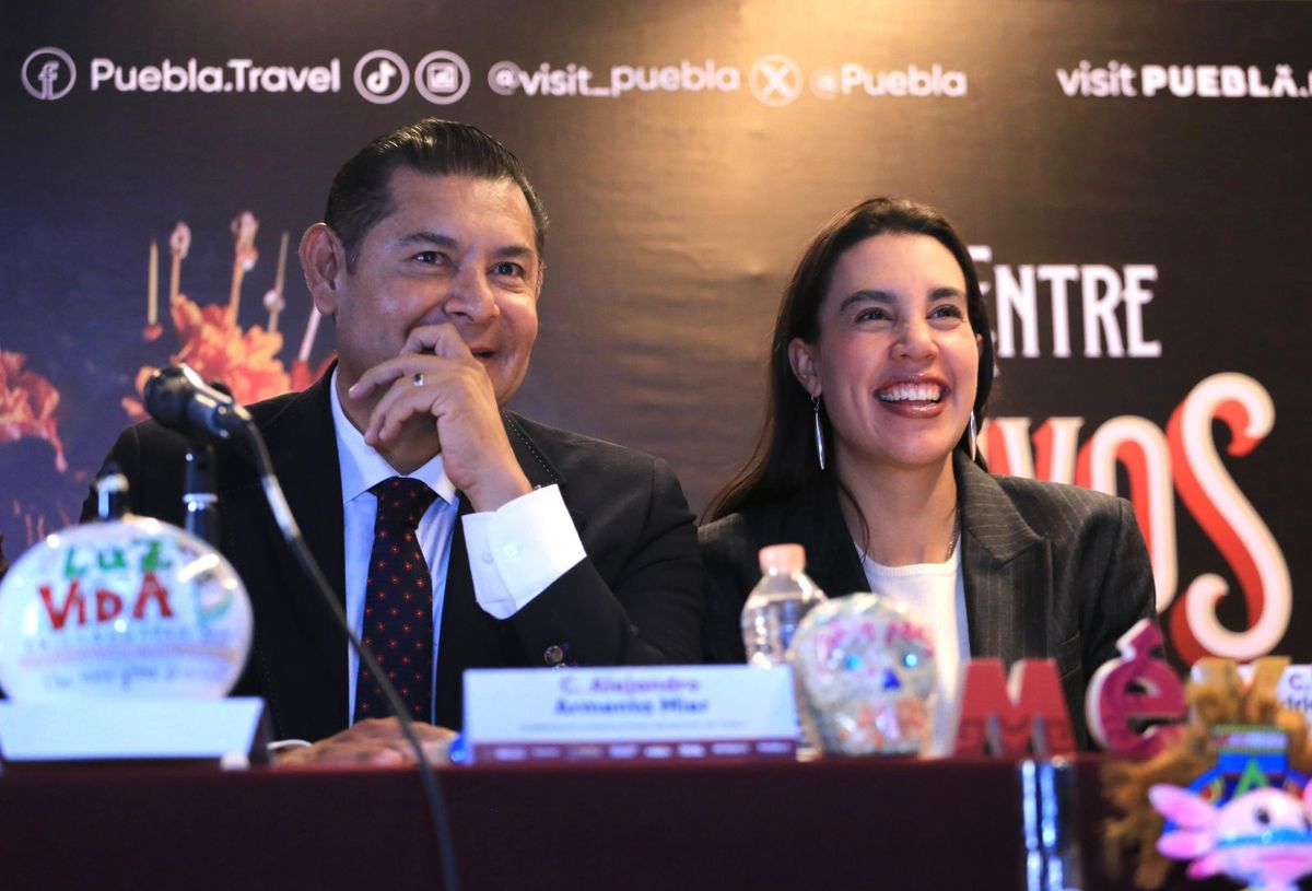 Alejandro Armenta Mier, gobernador de Puebla, y Josefina Rodríguez Zamora, secretaria federal de Turismo. Foto: Especial