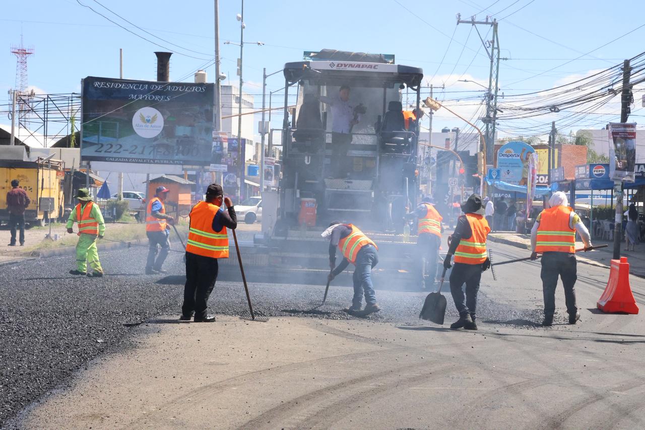 Pavimentación en Camino Real a Cholula y Zavaleta