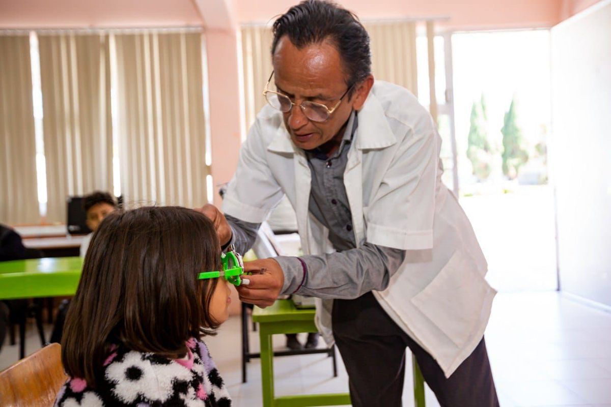smdif-pue-fundacion-cimarron-estudiantes-con-debilidad-visual
