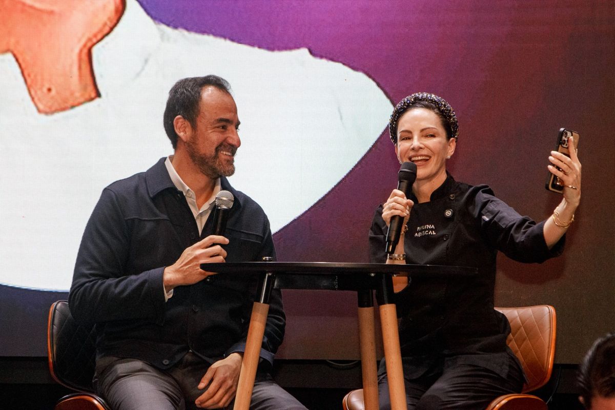 Jaime Oropeza, secretario de Economía y Turismo del Ayuntamiento de Puebla, y la chef pastelera Paulina Abascal. Foto: Especial