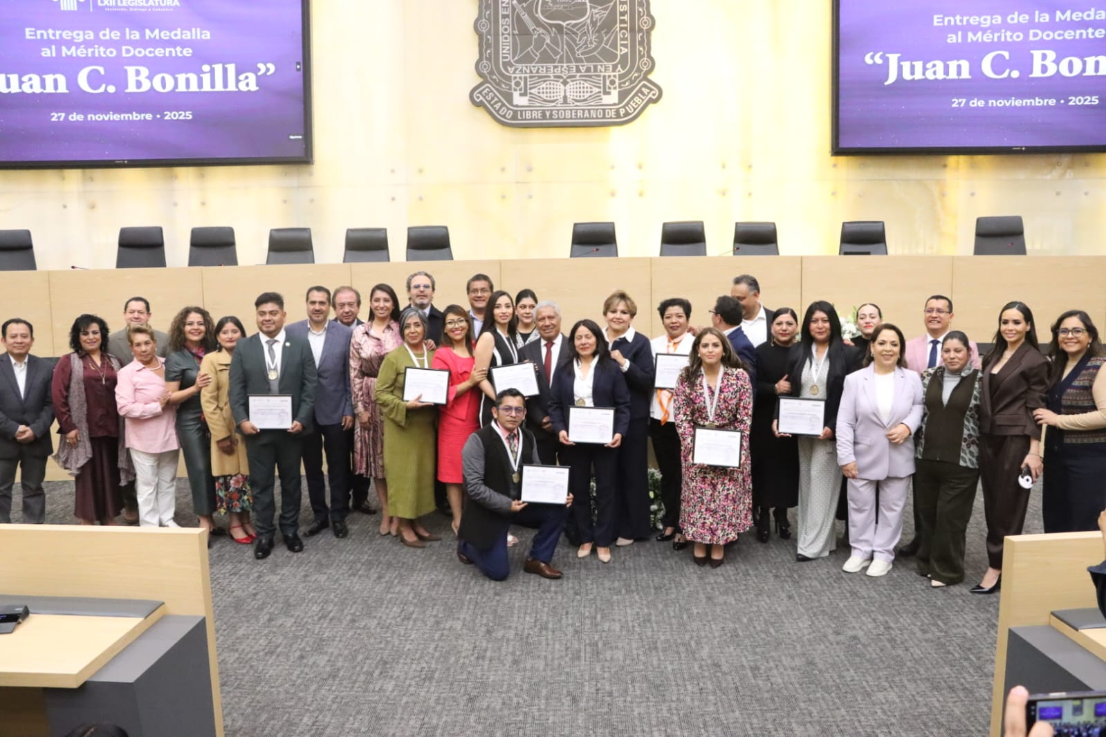 Congreso de Puebla entrega la Medalla al Mérito Docente Juan C. Bonilla