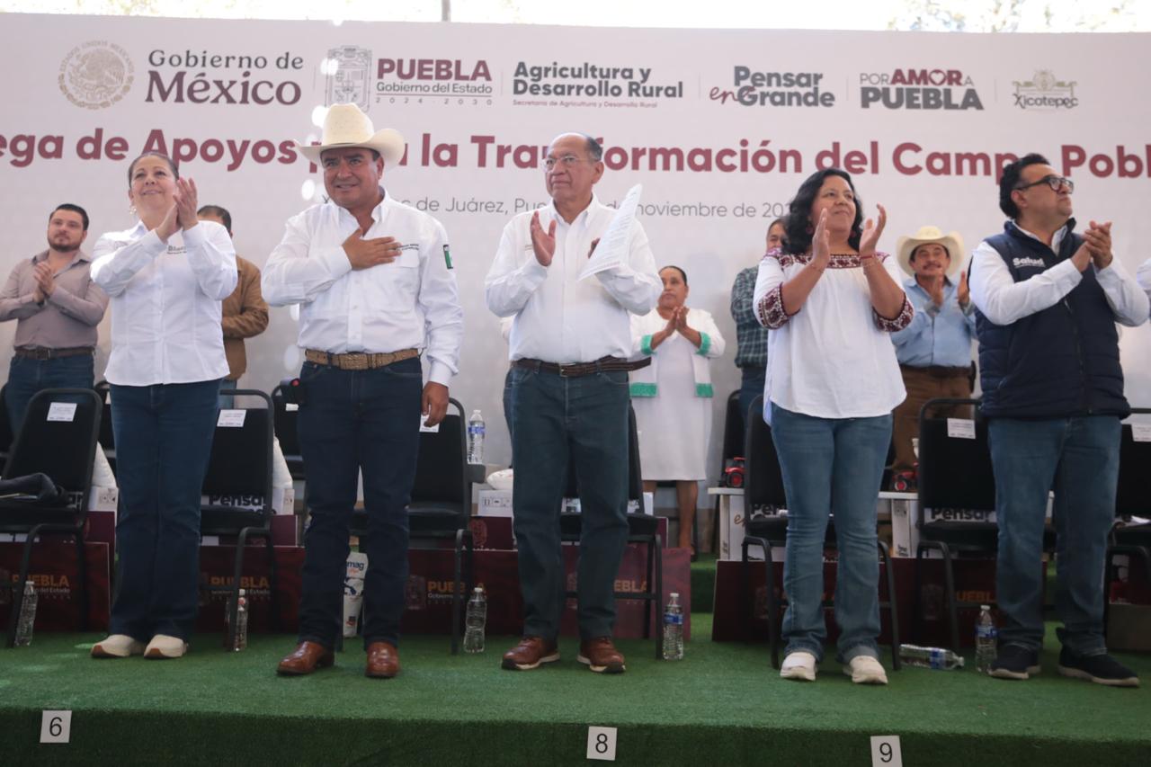 Gobierno amplía conectividad digital; 2 mil jóvenes en Xicotepec reciben becas del Bienestar