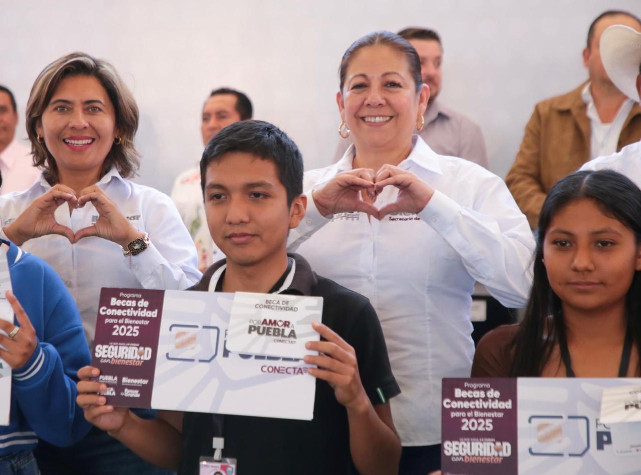 Gobierno amplía conectividad digital; 2 mil jóvenes en Xicotepec reciben becas del Bienestar